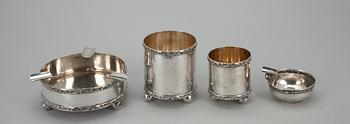 CIGARETTSET, 4 st, silver, Veljekset Sundqvist ja Oskar Lindroos, Helsinki 1907 ja 1921. Vikt tot. 588 g.