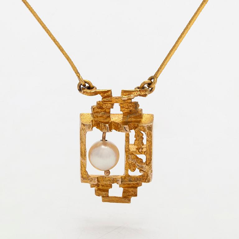 Björn Weckström, Kaulakoru "Taikahelmi", 14K kultaa ja viljelty helmi. Lapponia 1973.