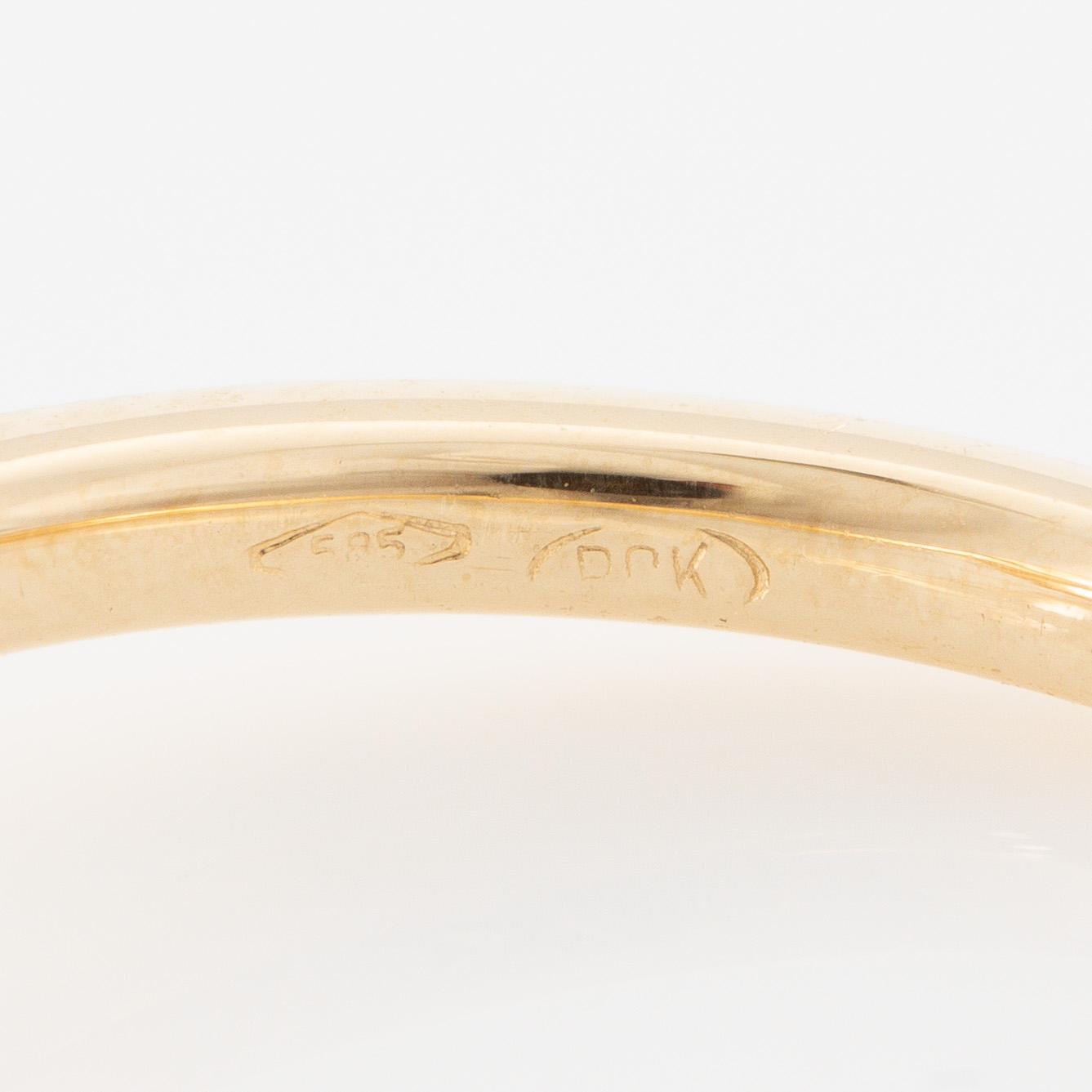 Ring in 14K gold with an oval-cut morganite and brilliant-cut diamonds.