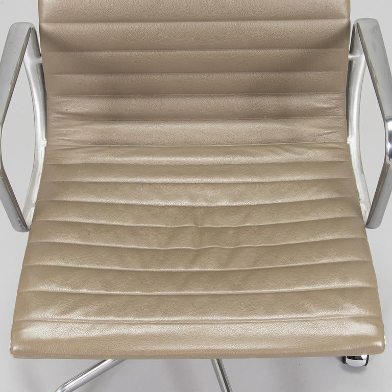 Charles and Ray Eames, Kontorsstol modell EA335, Herman Miller 2008.