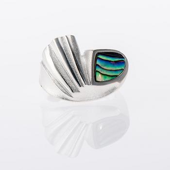 RING, "Nautilus" sterling silver, pärlemor, Zoltan Popovitz Lapponia 2011. Vikt 12,3 g.