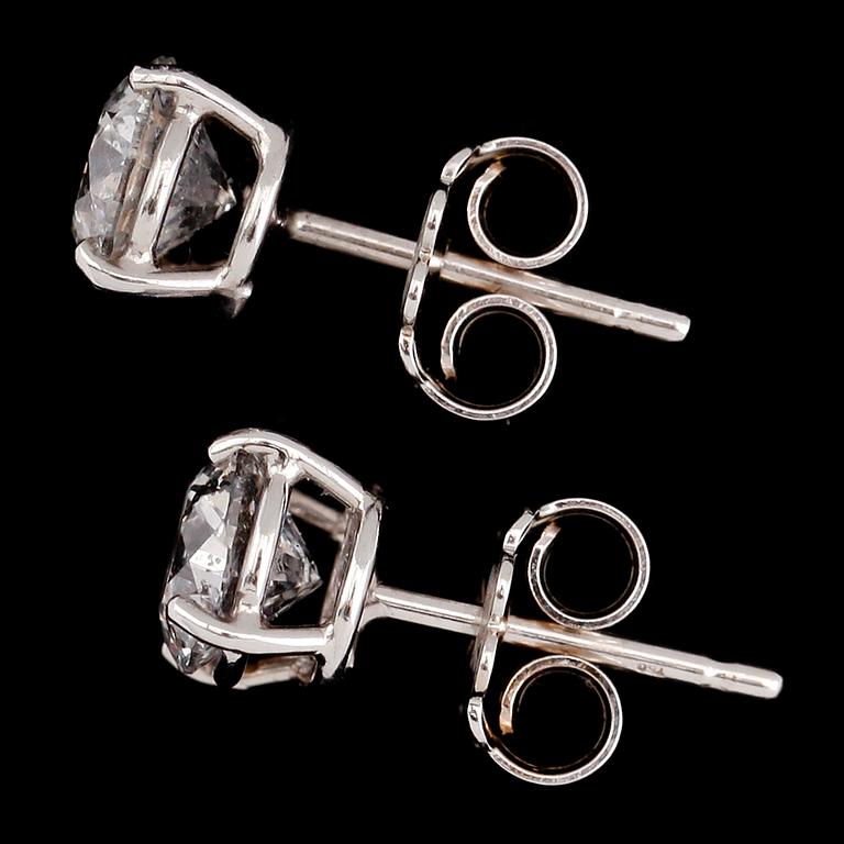 ÖRHÄNGEN, 1 par, 18 k vitguld, solitära briljantslipade diamanter tot ca 2.05 ct.