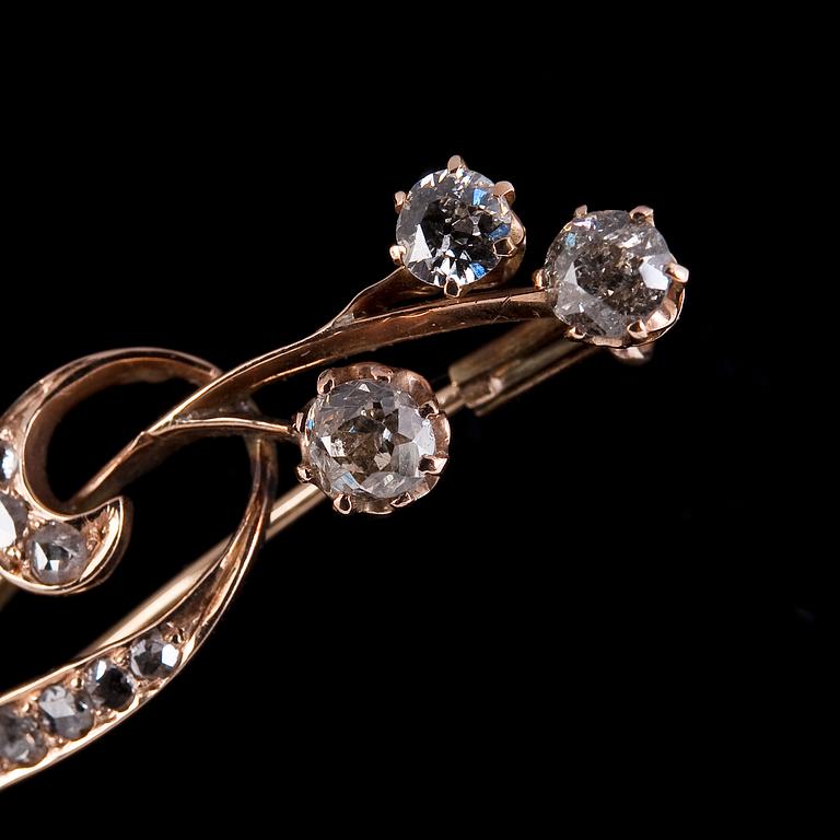 BROOCH, old- and rose cut diamonds c. 0.80 ct.