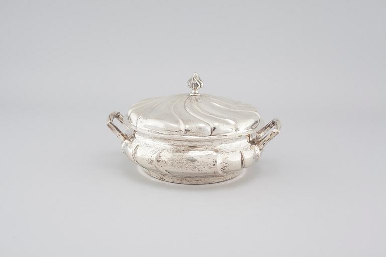 A silver bowl with lid from C G Hallberg in Stockholm, 1920.
