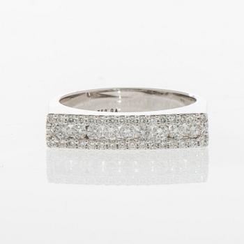 RING, 18K vitguld, diamanter totalt 0,56 ct. Vikt 6,5 g.