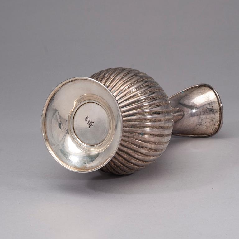 VIINIKANNU, hopeaa, empiretyylinen, 1900-luvun puoliväli. Paino 679 g.