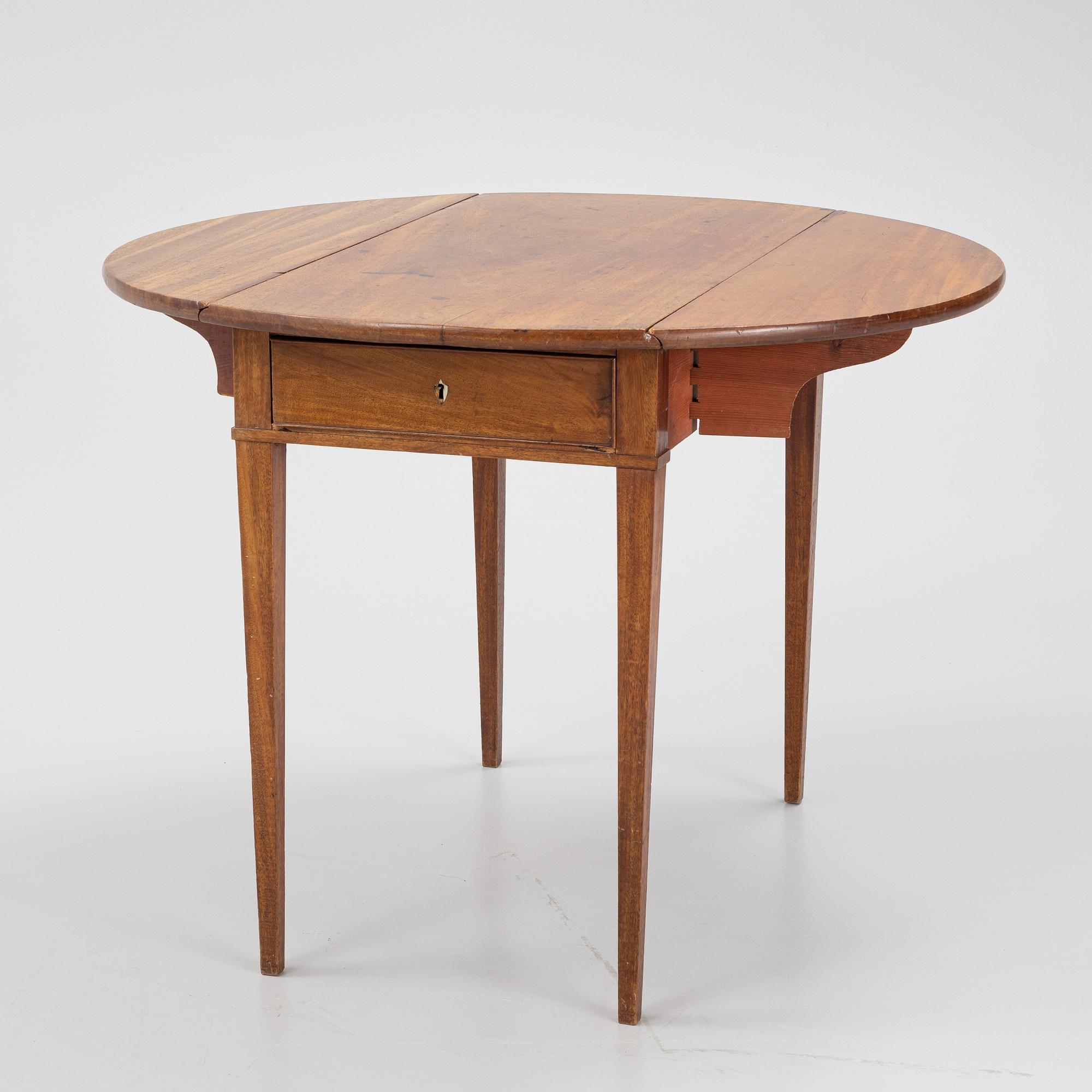 Bord med klaffar, sengustavianskt, omkring år 1800.