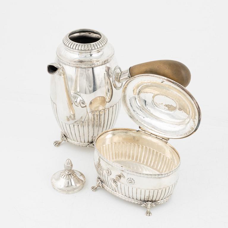 A three piece silver coffee set by Johan Rönnqvist and sons, Örebro 1916.