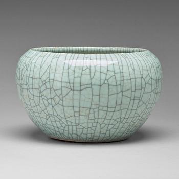 770. A ge-glazed bowl/censer, Qing dynasty.