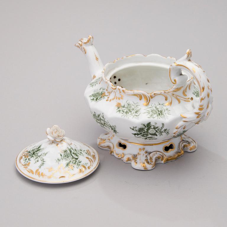 A Russian rococo style porcelain teapot, Kornilov 1840-1861.