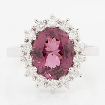 Ring, cluster ring, 18K white gold with pink garnet and brilliant-cut diamonds.