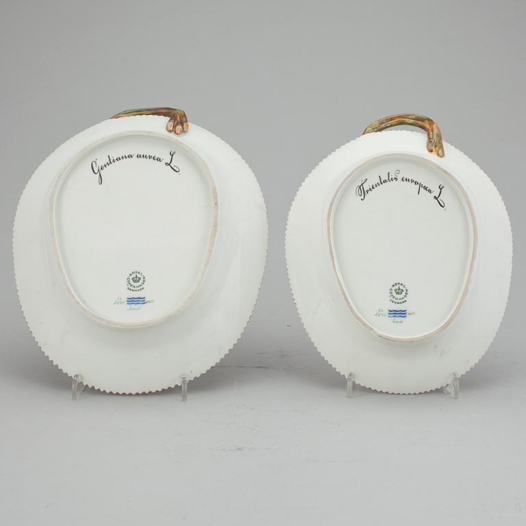 FAT, 2 stycken, porslin, "Flora Danica", Royal Copenhagen.
