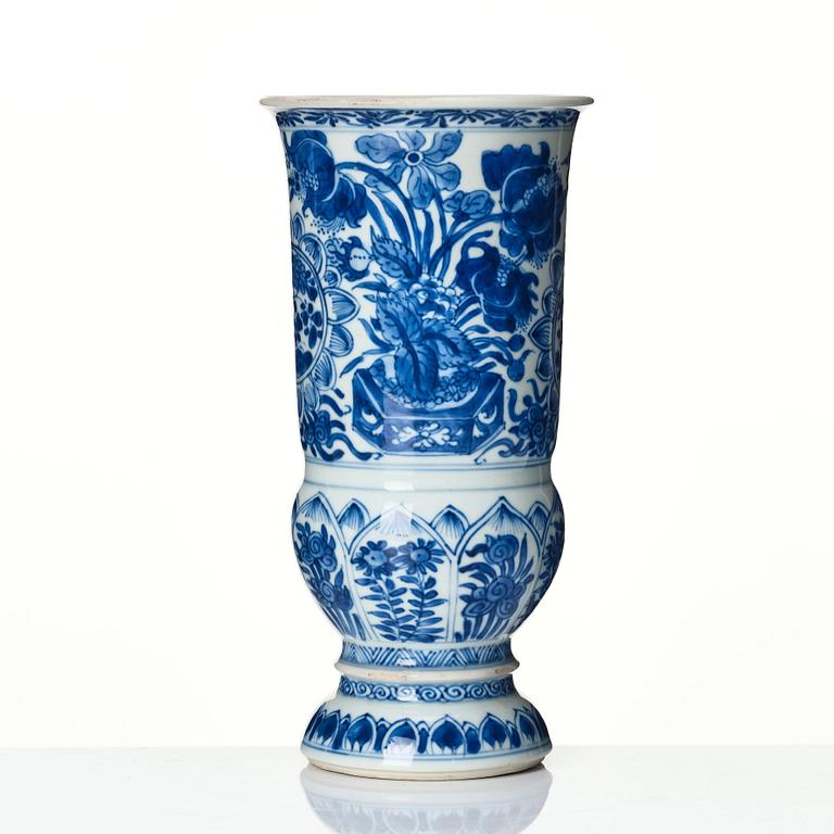 A large Chinese blue and white goblet, Qing dynasty, Kangxi (1662-1722).