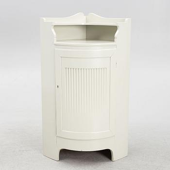 Hörnskåp, 1900-talets mitt.