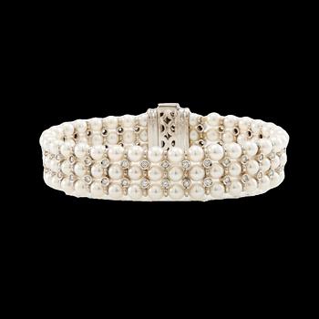 Bracelet 18K white gold with cultured pearls and round brilliant-cut diamonds.