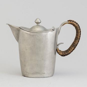 A signed pewter coffie pot by Tage Fougstedt, dated 1925.