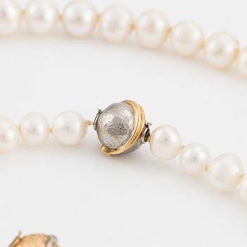 Pearl necklace, 3 pieces, cultured pearls, 3 clasps, Per Borup, 18K gold with small brilliant-cut diamonds.
