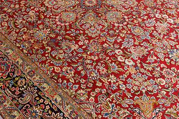 A Kirman Laver carpet, approx. 417 x 300 cm.