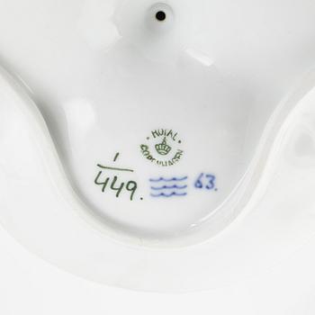 Bing & Gröndahl samt Royal Copenhagen, matservis, 99 delar, porslin, "Musselmalet", Danmark.