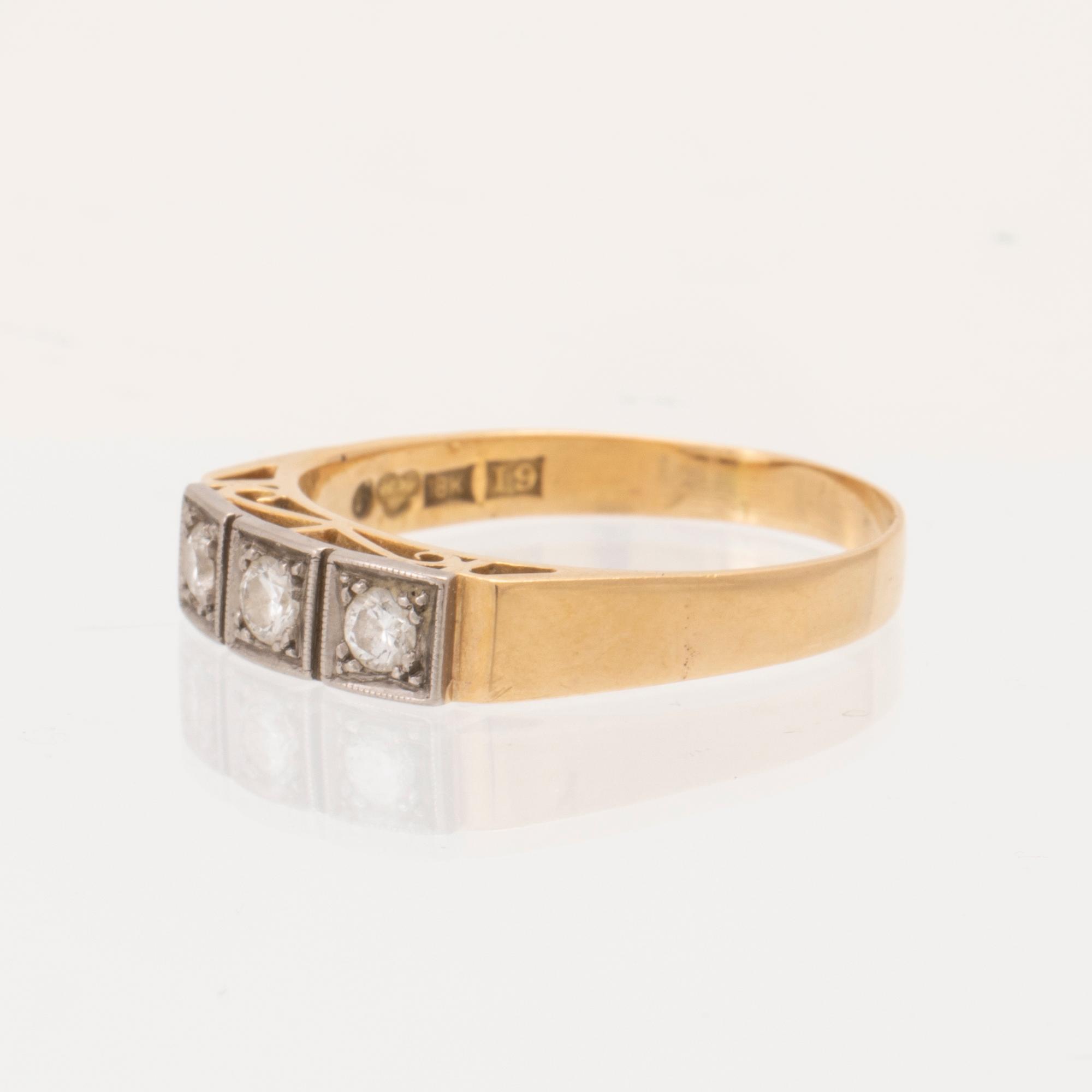 An 18K white and red gold ring set with round brilliant-cut diamonds.