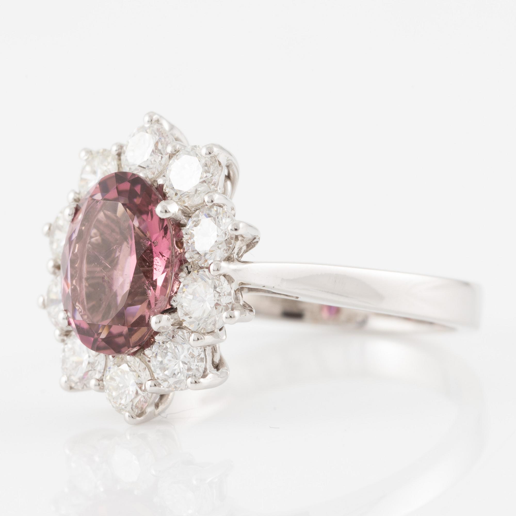 Ring 18K white gold with pink garnet and brilliant-cut diamonds.