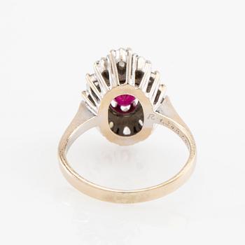 Ring 18K vitguld med en rubin och diamanter.