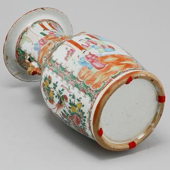 A KANTON VASE, late Qing dynasty (1644-1912).