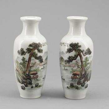 VASER, ett par, porslin, Kina, 1900-tal.