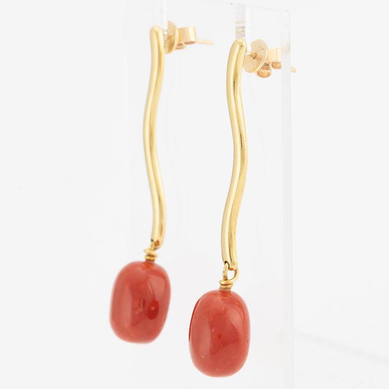 Earrings, 18K gold with coral.