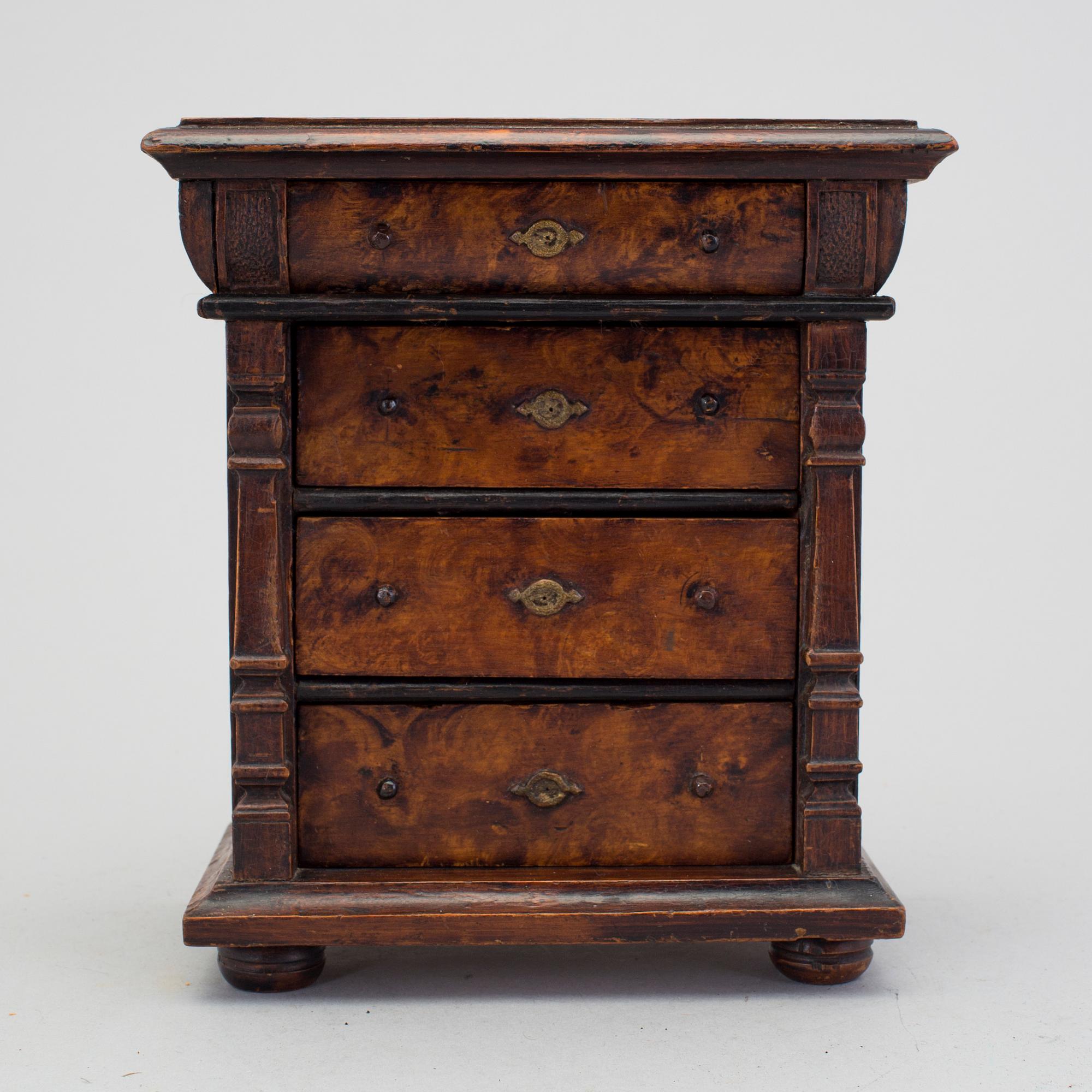 MINIATYRBYRÅ, nyrenässans, 1800-talets slut.