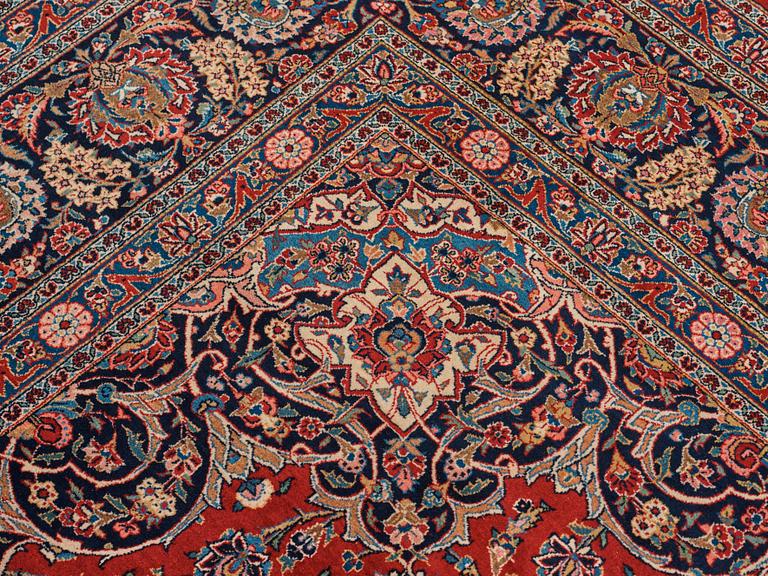 A carpet, semi-antique Kashan, ca 428,5 x 323,5 cm.