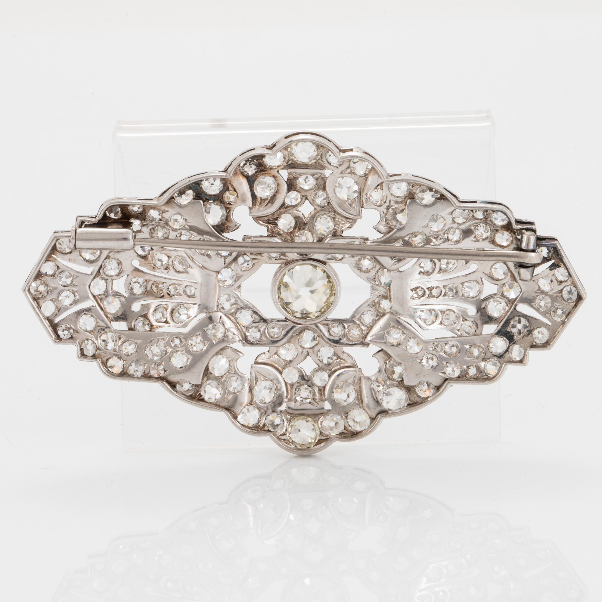 Brosch platina med gammalslipade diamanter totalvikt ca 6.50 ct varav mittsten ca 1.60 ct.