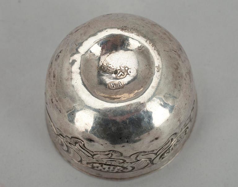 TUMLARI, hopeaa, Moskova 1765. Paino noin 22 g.