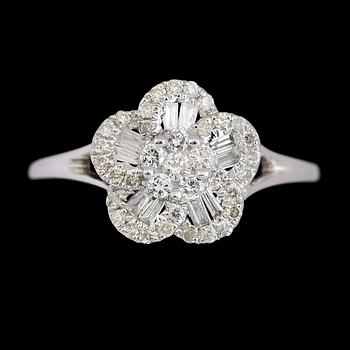 RING, 18K vitguld, diamanter tot ca 0.35 ct.