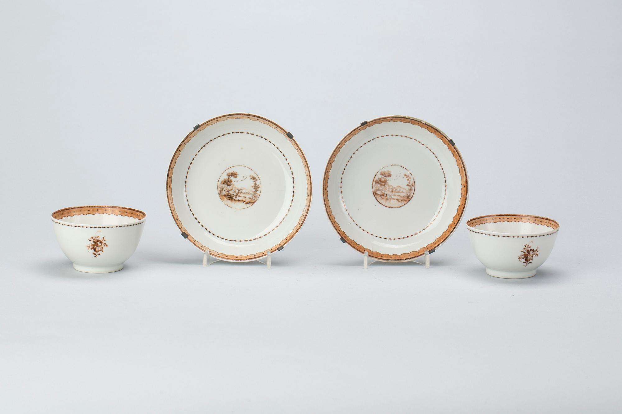 KOPPAR med fat, två stycken, Kina, Qianlong (1736-1795), porslin.