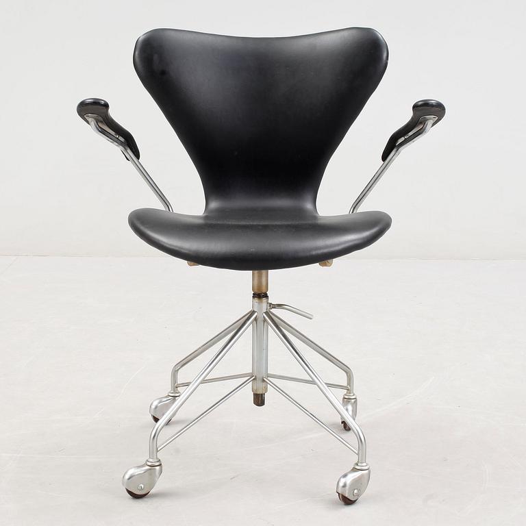 ARNE JACOBSEN, skrivbordsstol, "Sjuan", Fritz Hansen, Danmark.