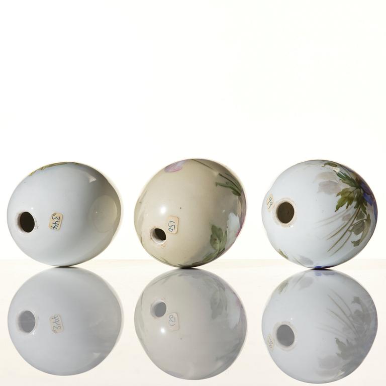 Ägg, tre stycken, porslin. Ryssland, 1890-1900, troligen kejserliga porslinsmanufakturen, St Petersburg.
