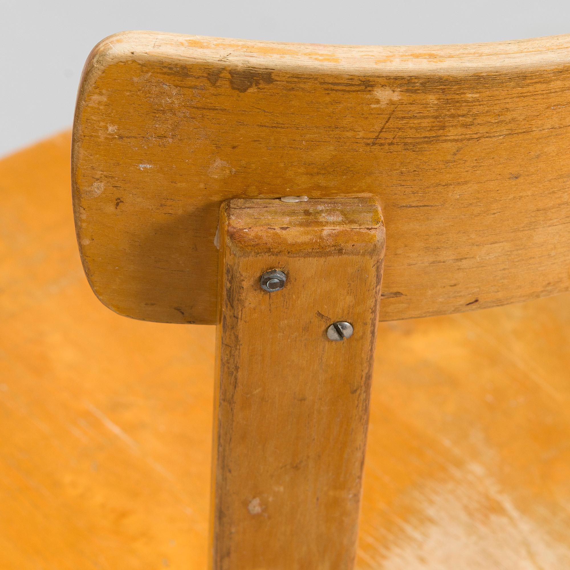 Alvar Aalto, stolar, ett par, modell 69, O.Y. Huonekalu- ja Rakennustyötehdas A.B. 1900-talets mitt.