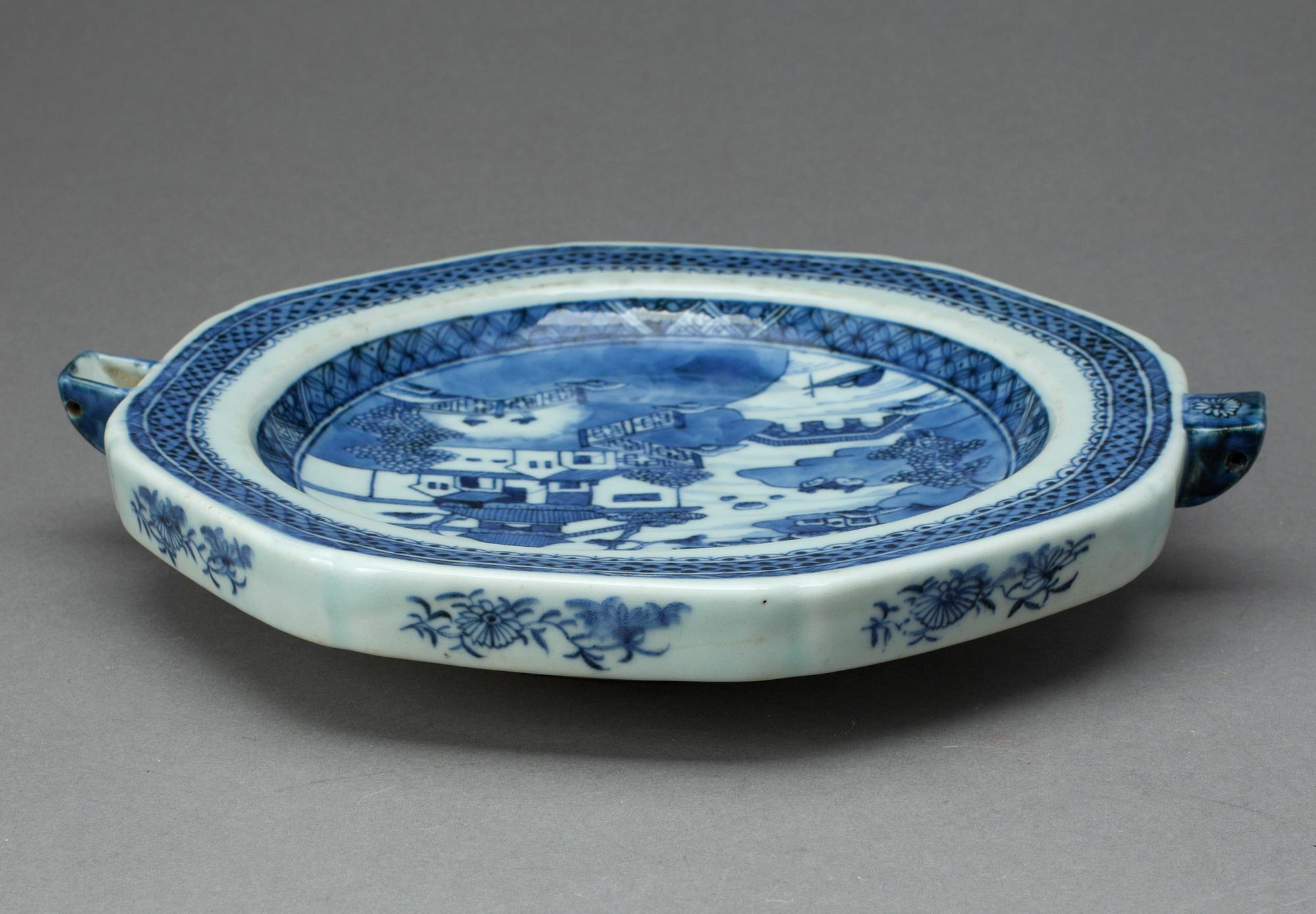 VÄRMETALLRIK, porslin, Kina tidigt 1800-tal/1800-talets första hälft.