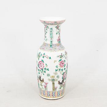 A Chinese porcelain vase, around 1900.