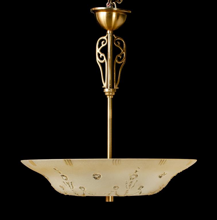 TAKLAMPA, stomme av mässing, kupa av råglas, 1900-talets mitt. H 58.