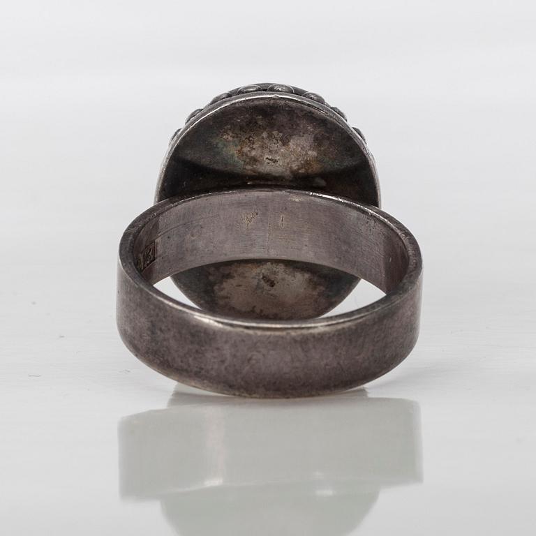 RING, sterling silver, cabochonslipad ametist, Kalevala Koru/Kaunis Koru, 1973.