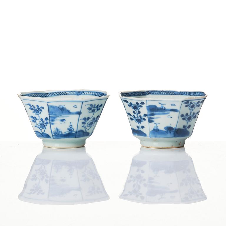 A pair of octagonal blue and white cups with stands, Qing dynasty, Kangxi (1662-1722).