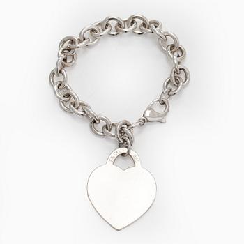 Tiffany & Co, a sterling silver "Return to Tiffany" bracelet.