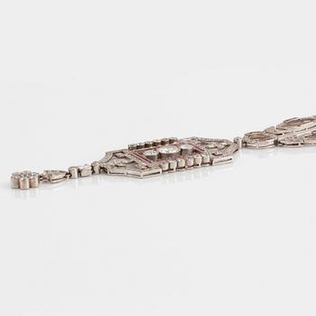 Collier platina med gammal- och åttkantslipade diamanter samt rubiner, Art Deco.