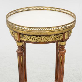 Sidobord, Louis XVI-stil, omkring år 1900, saluförd av Myrstedt & Stern i Stockholm.