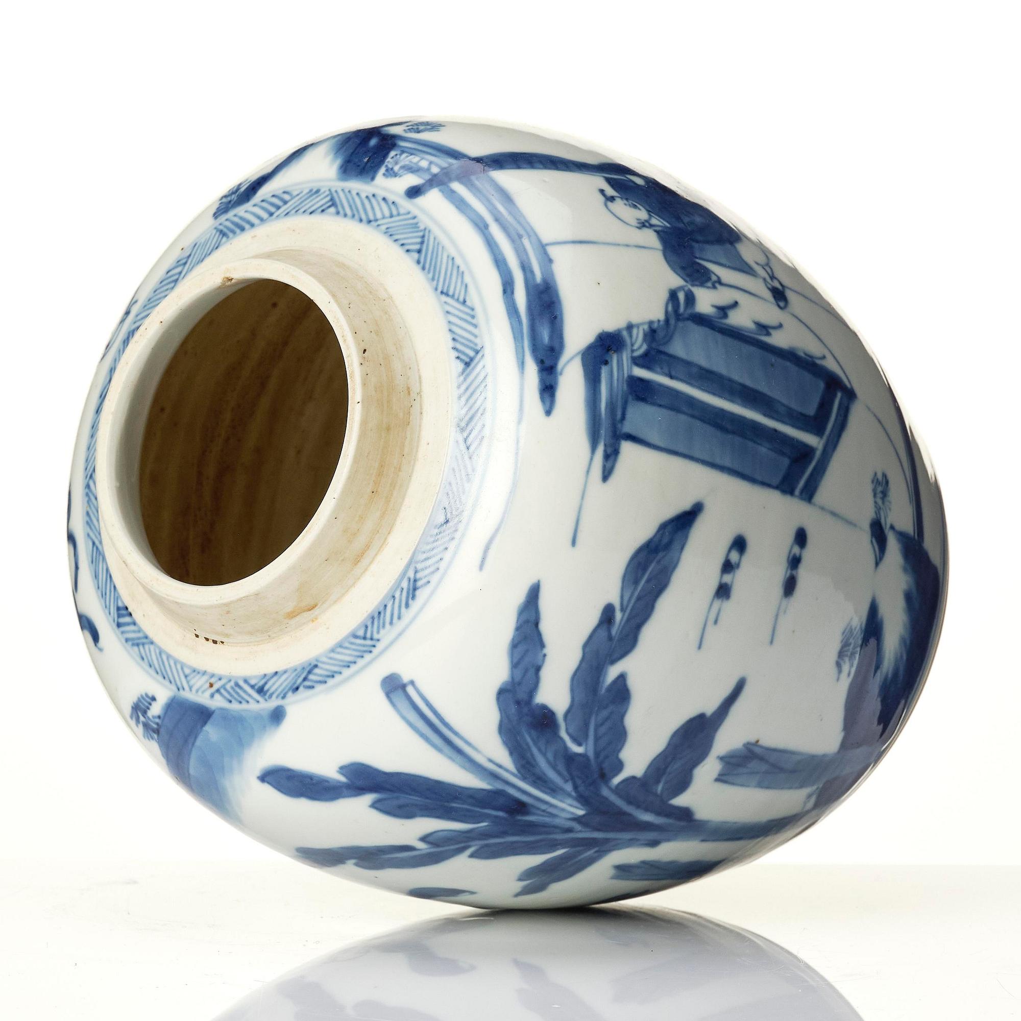 A blue and white jar, Qing dynasty, Kangxi (1662-1722).