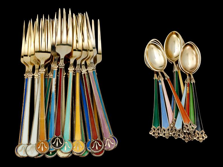 BESTICK, 44 delar, sterlingsilver och emalj. Bl a Tostrup, Norge, 1900-tal. Tot vikt ca 890 g.