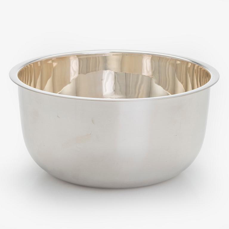 A silver punch bowl with ladle and six beakers, Auran Kultaseppä, Turku 1975-76. In original wooden box.