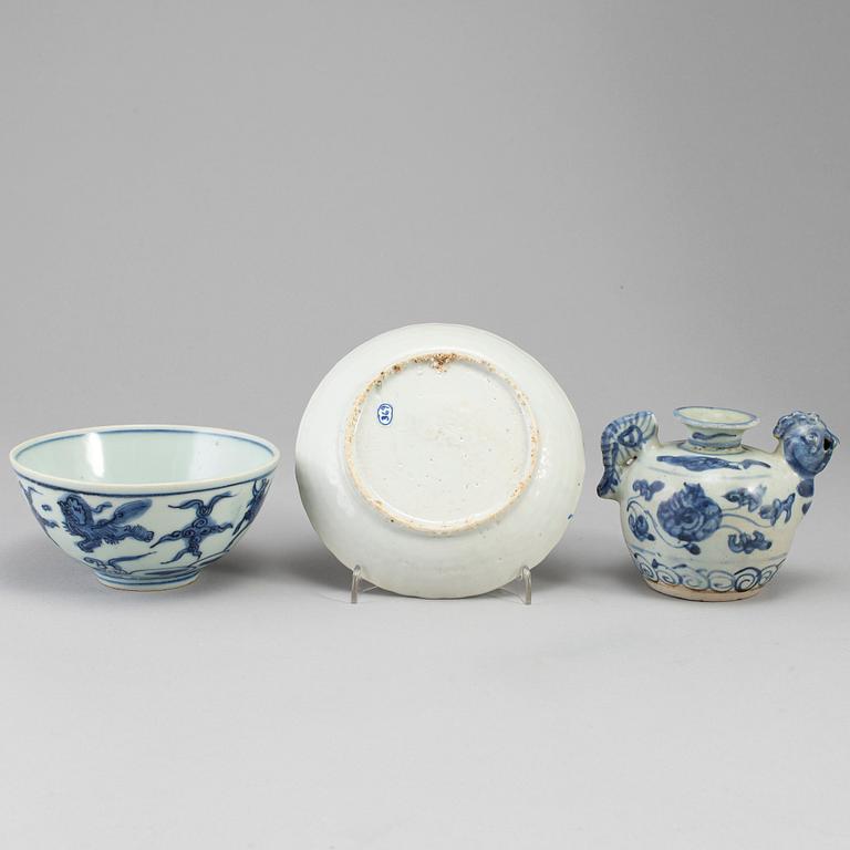 A Chickenpot, a bowl and a dish, Ming dynasty (1368-1644).